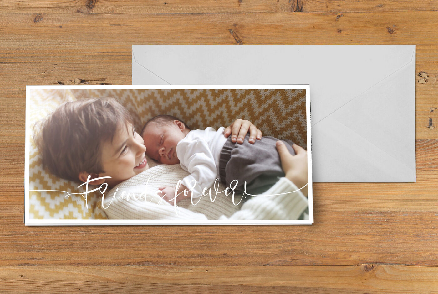 Une belle image d'un bébé endormi sur une couverture, tenu doucement par une personne aimante. L'environnement dégage de la sécurité.