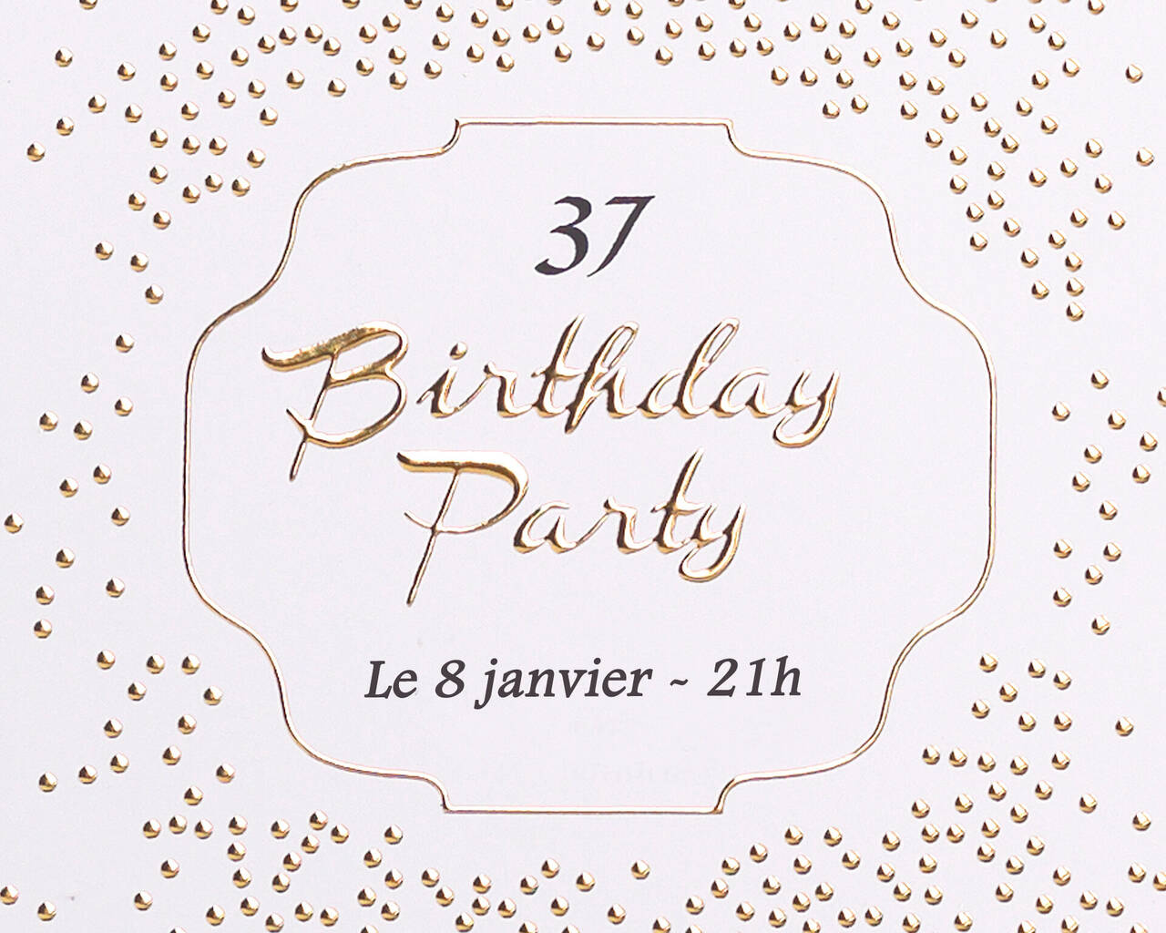 Carte d'invitation à une fête d'anniversaire avec des détails dorés.