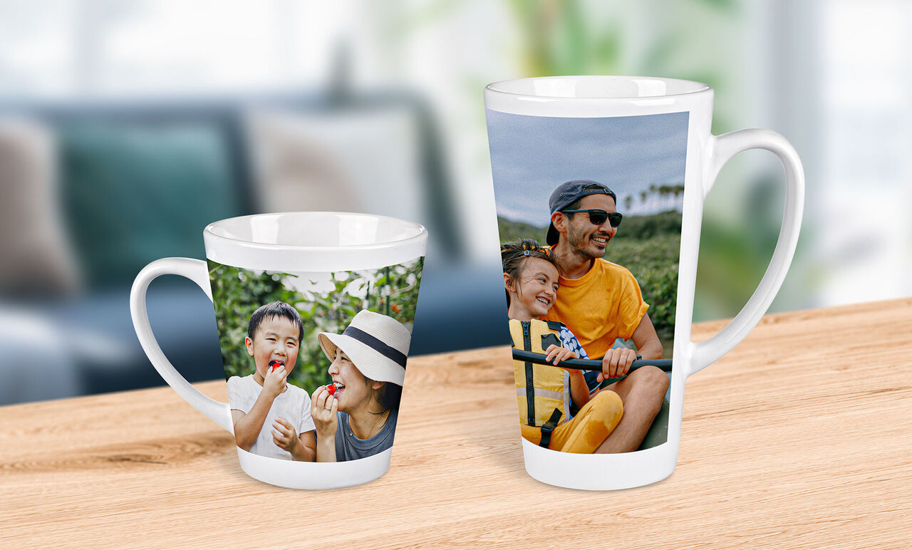 Deux tasses avec des photos personnelles, une grande et une petite, sur une table en bois.