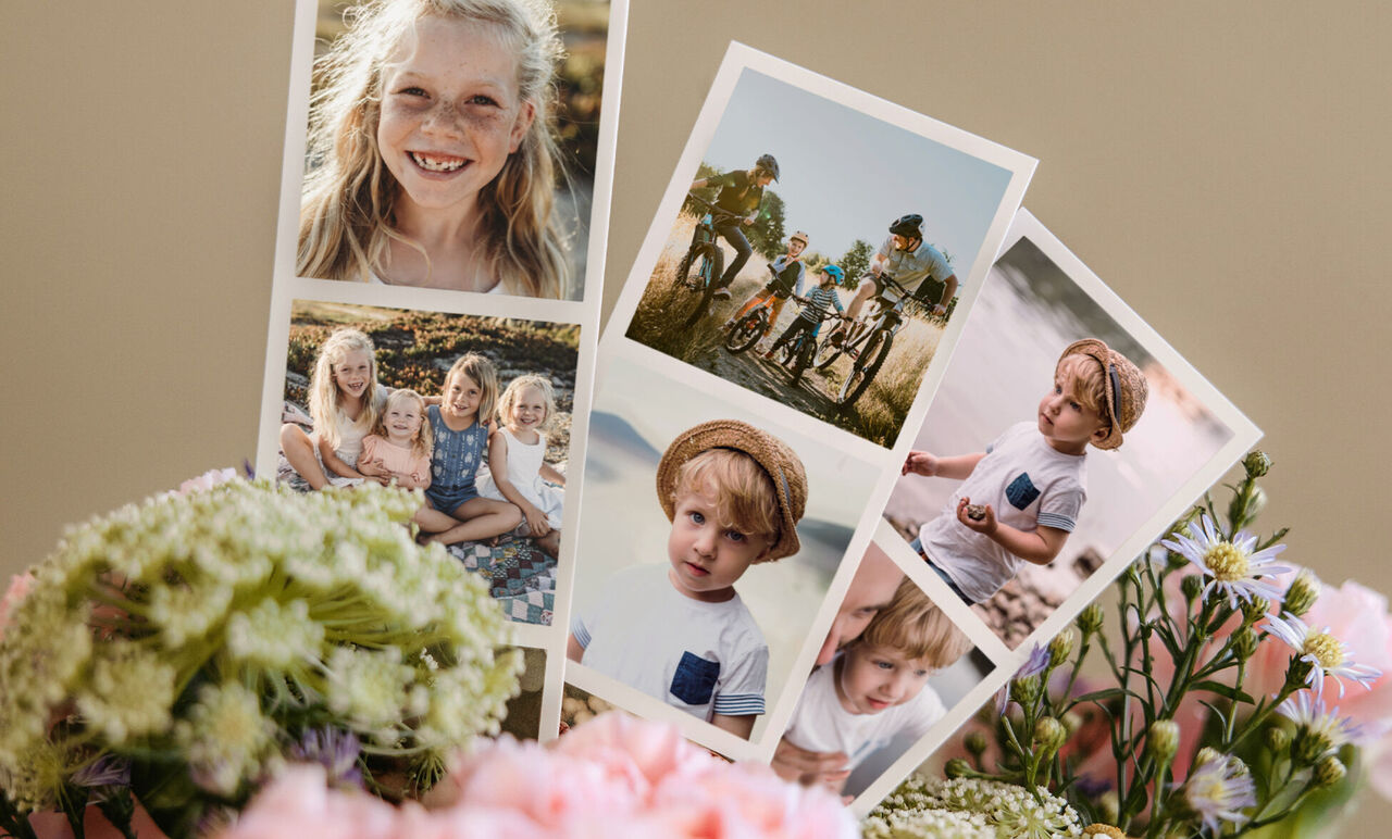 Une disposition affectueuse de photos montrant des moments amusants, entourée de fleurs colorées.