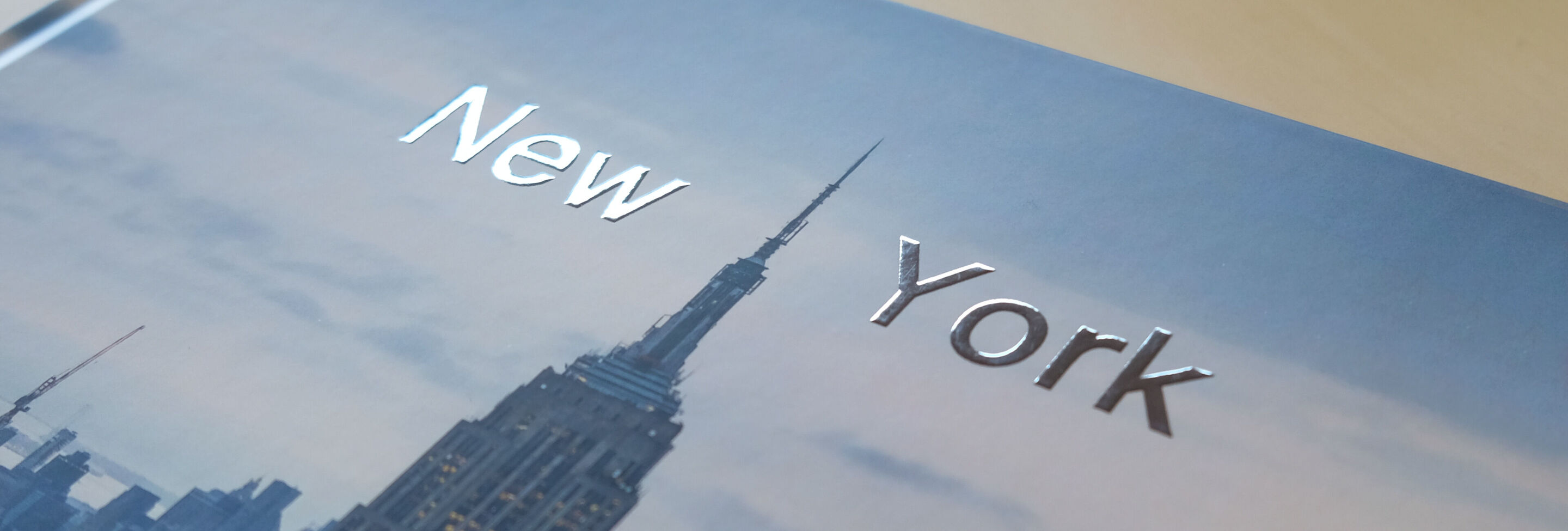 Gros plan d'un livre photo intitulé "New York"