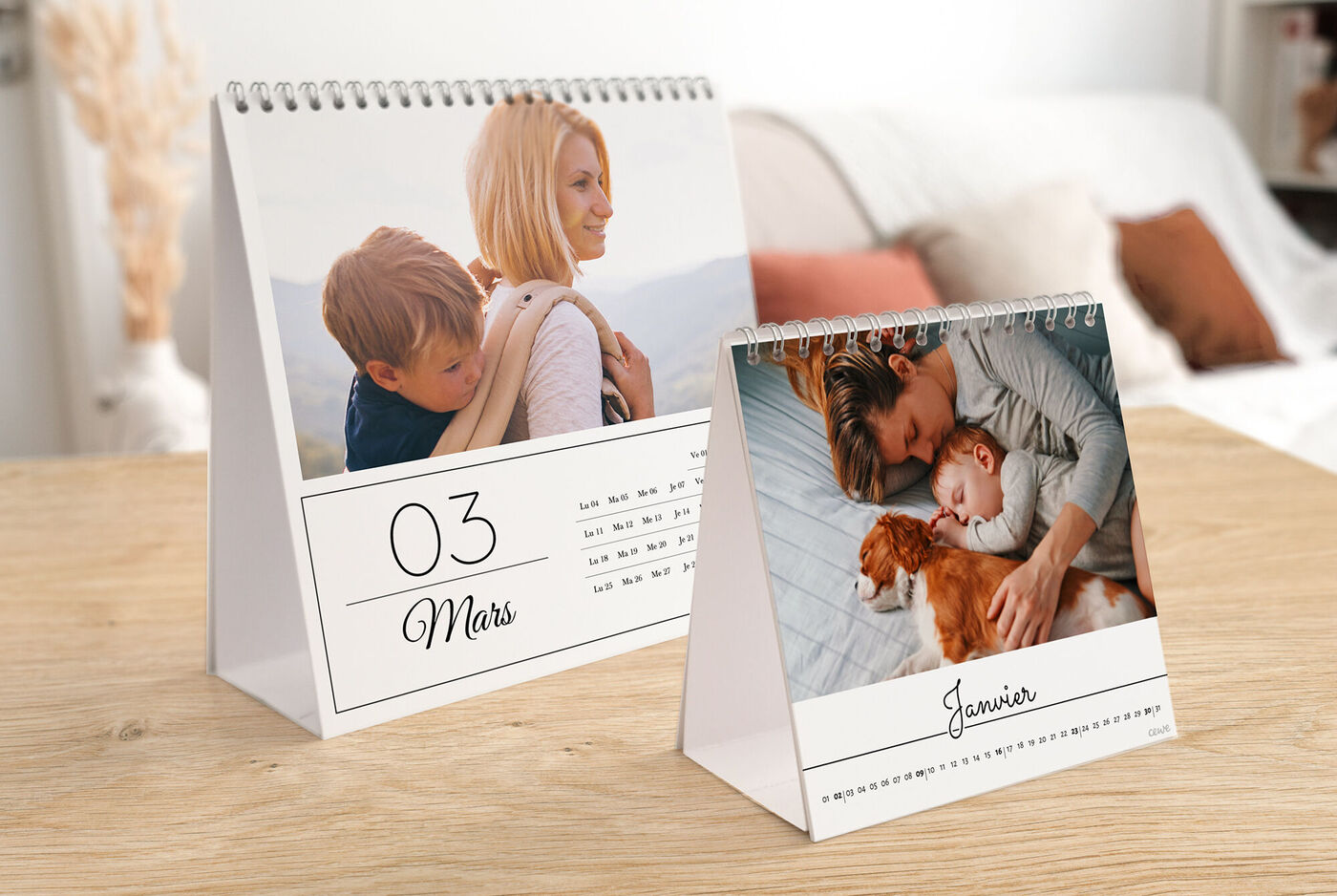 Deux calendriers photo CEWE joliment conçus avec des photos de famille et d'animaux de compagnie.