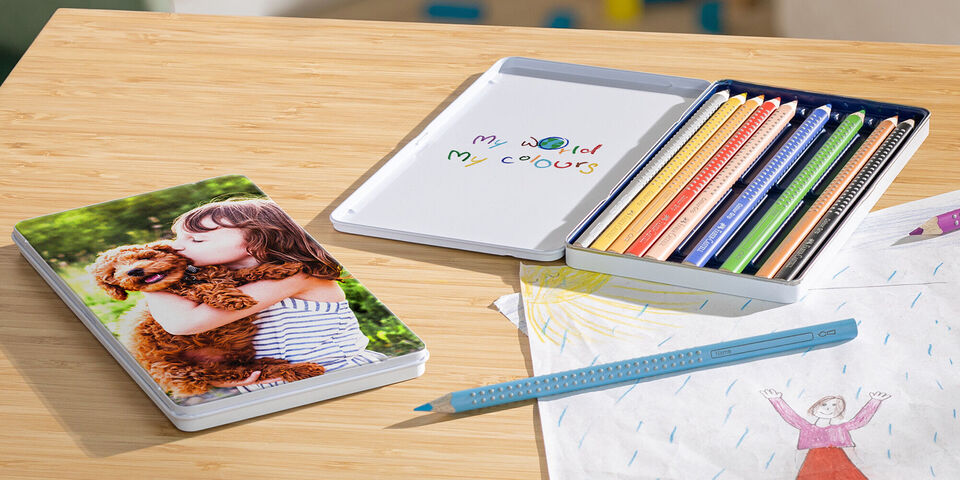 Une fille joyeuse étreint un chien sur un carnet personnalisé. Des crayons et un dessin sont sur la table.