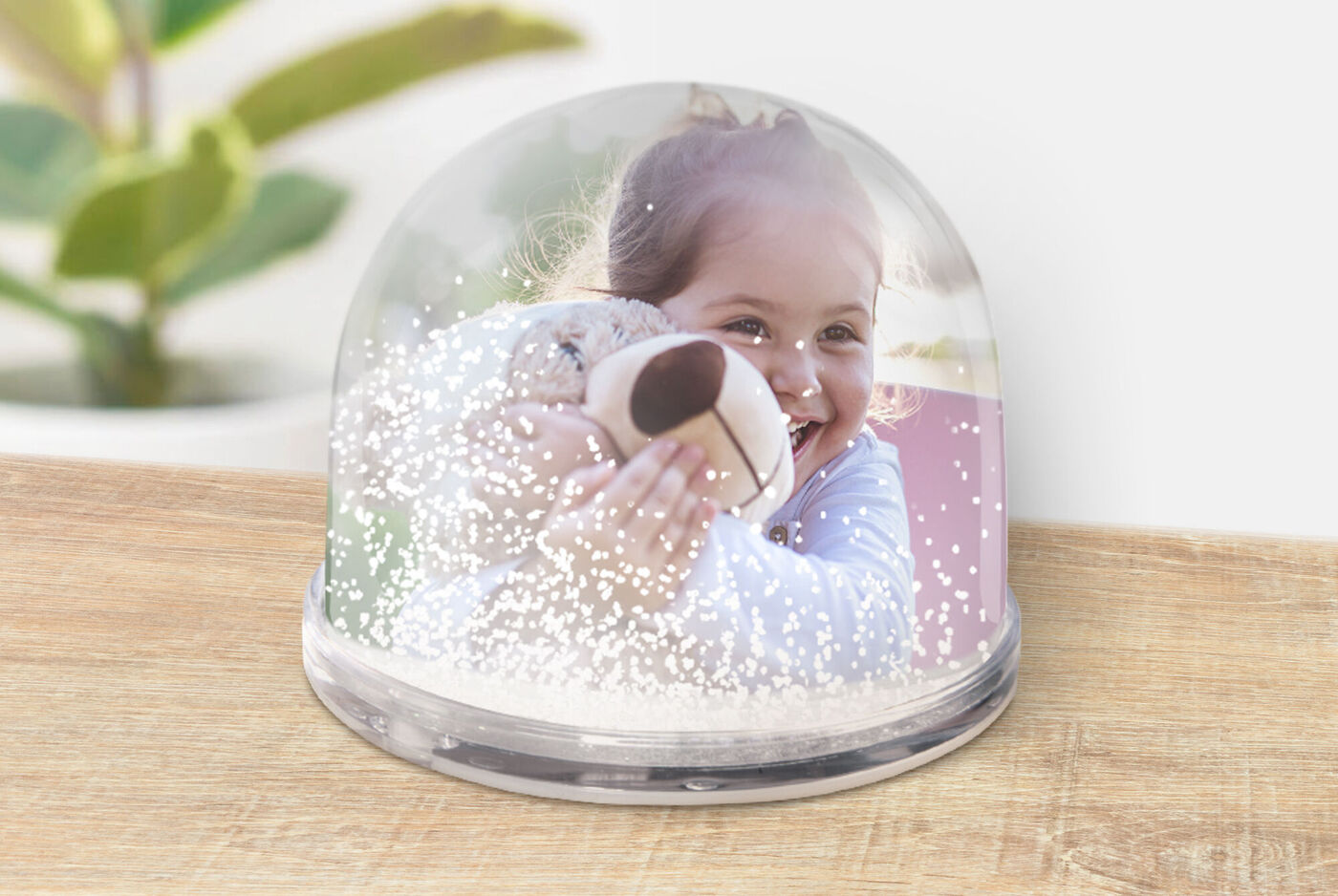 Superbe photo de boule à neige personnalisée avec motif en cœur et flocons de neige à l'intérieur.