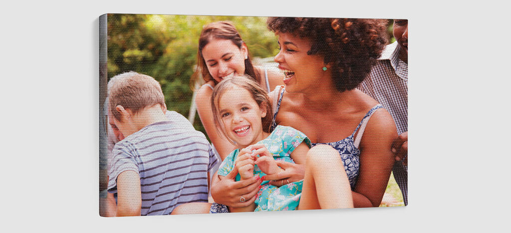 Excursion en famille avec des enfants à l'extérieur, moments joyeux.