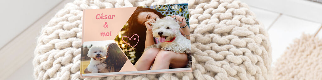 Album photo CEWE avec des photos d'une fille et de son chien, sur un tapis douillet.