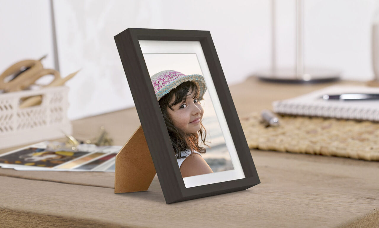 Un beau cadre sur une table avec une photo floue en arrière-plan.