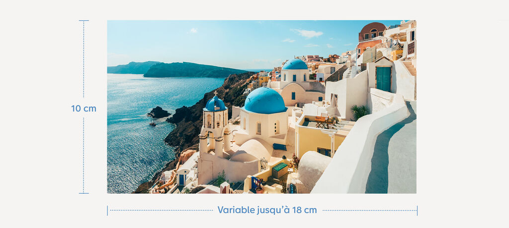 Vue pittoresque de la côte de Santorin, maisons blanches et dômes bleus