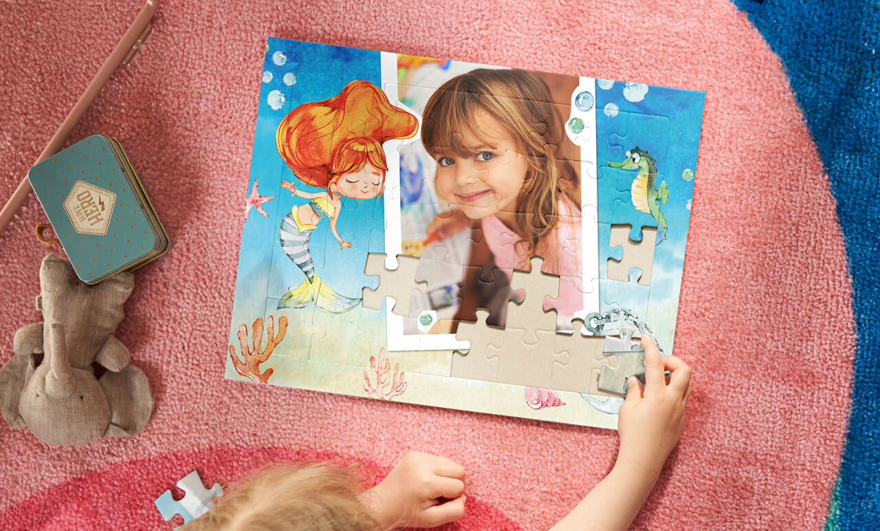 Puzzle enfant personnalisé thème sirène, en cours d’assemblage sur un tapis rose