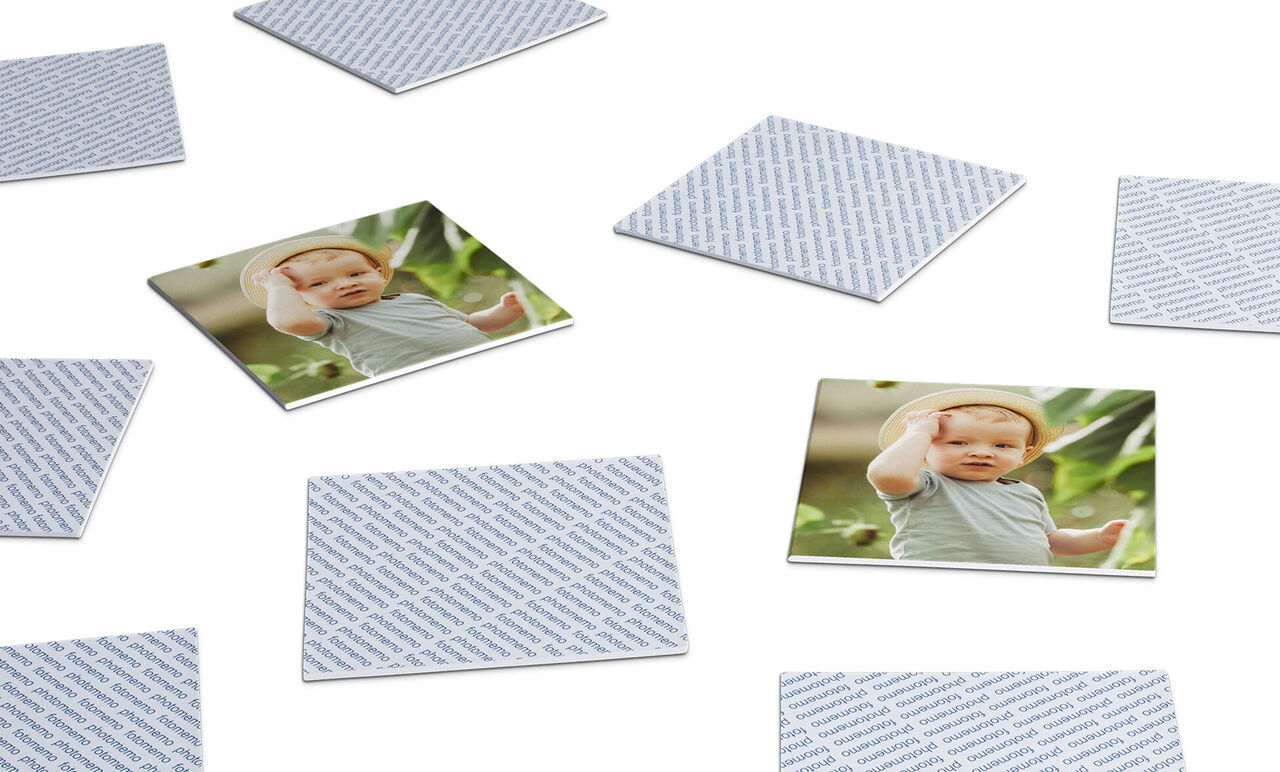 Cartes photo colorées avec un enfant souriant sur fond vert.