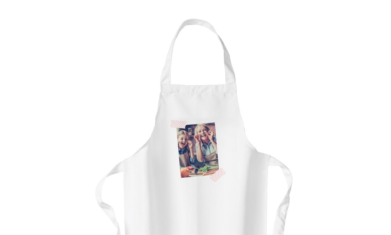 Motif créatif et personnel de tablier avec un instantané d'une joyeuse cuisine en famille.