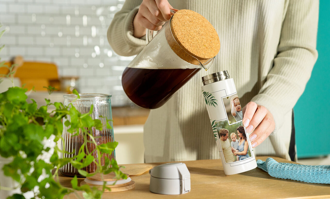 Une personne verse du café d'une cafetière dans une thermos personnalisée avec photos