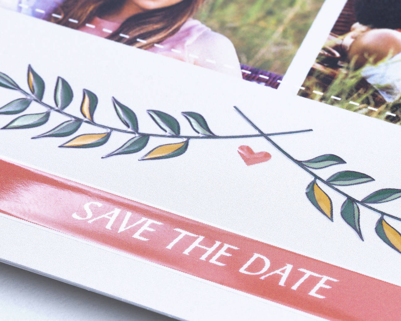 Un design créatif Save the Date avec un élément en forme de cœur. Framed by fine leaves, it creates a romantic atmosphere.