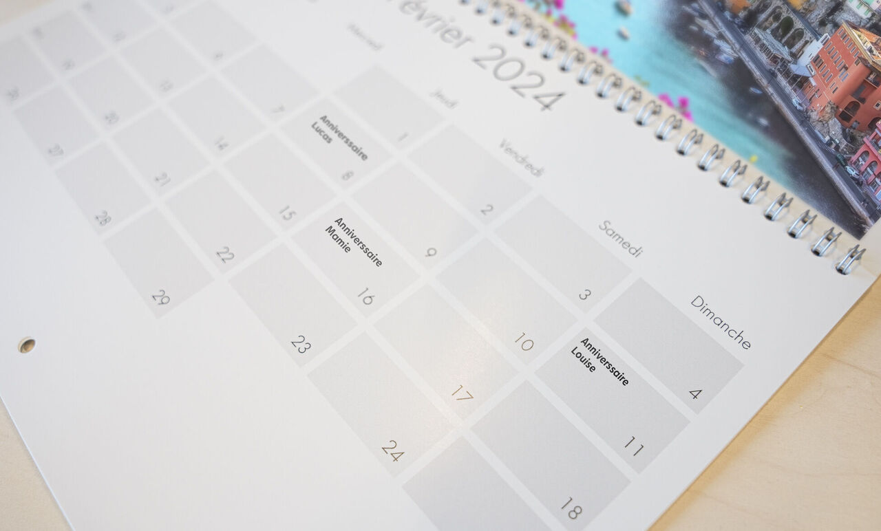 Feuille de calendrier pour février 2024 avec des cases vides.