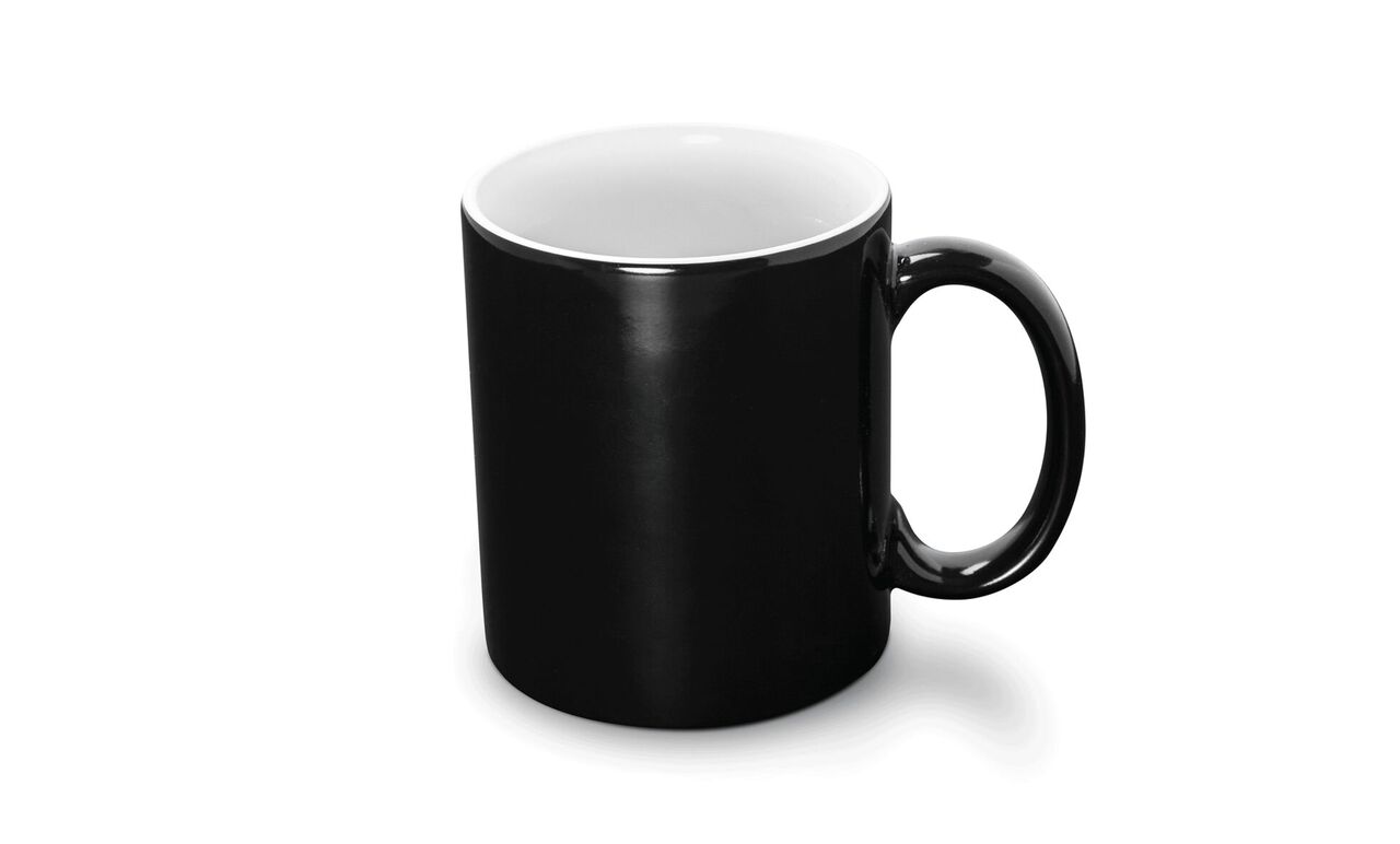 Tasse noire simple avec un intérieur blanc.