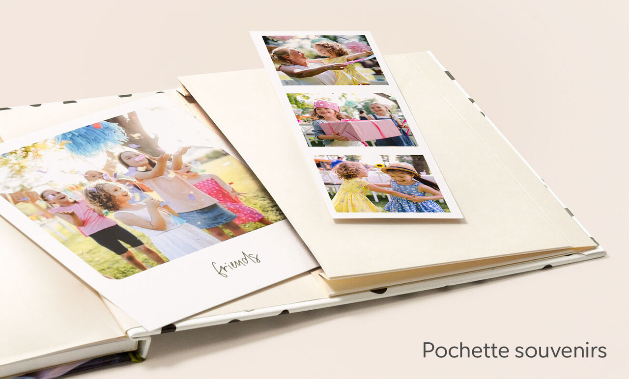 Pochette souvenirs à l'intérieur du livre photo A5 avec des photos d'un anniversaire