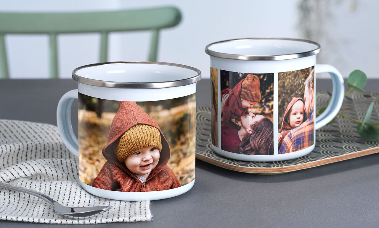 Deux tasses créatives avec des photos individuelles, sur une table.