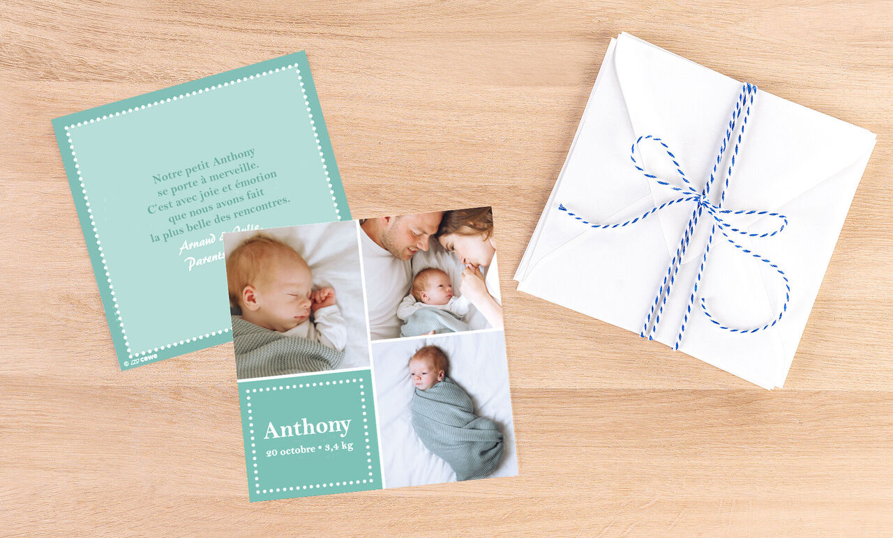 Une carte de vœux agréablement conçue avec photos d'un bébé et scène familiale.