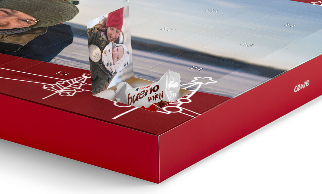 Calendrier de l'Avent avec une porte ouverte et une figurine.