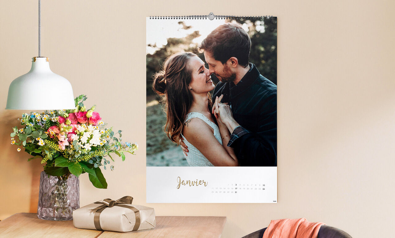 Feuille de calendrier pour janvier avec un couple romantique s'enlaçant.