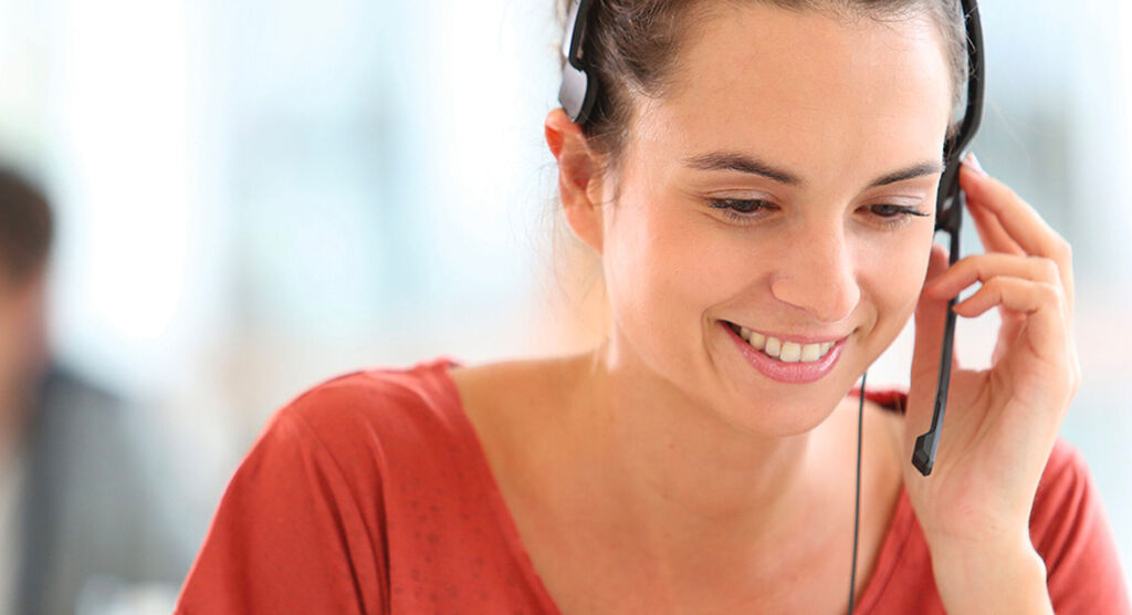 Femme avec un casque qui parle au téléphone, ambiance agréable.
