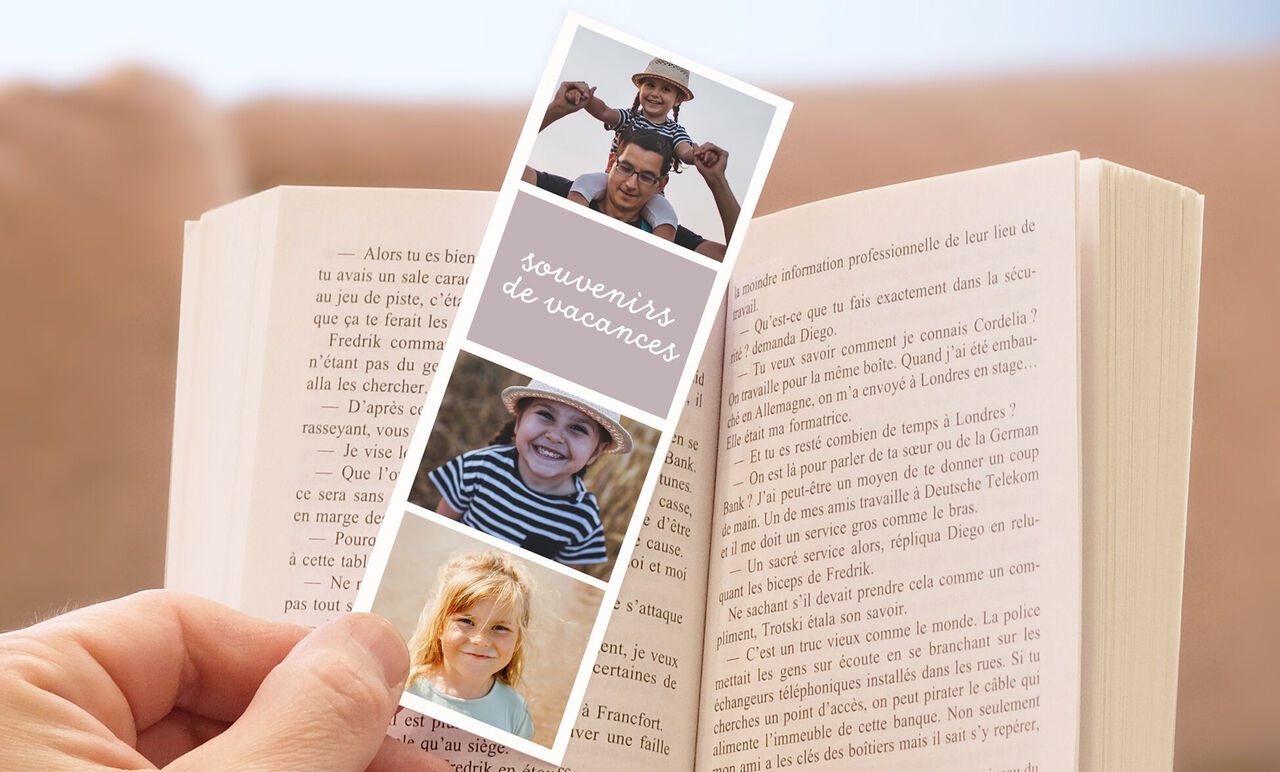 Un livre ouvert avec un marque-page affichant des photos de vacances. Il évoque joie et souvenirs.