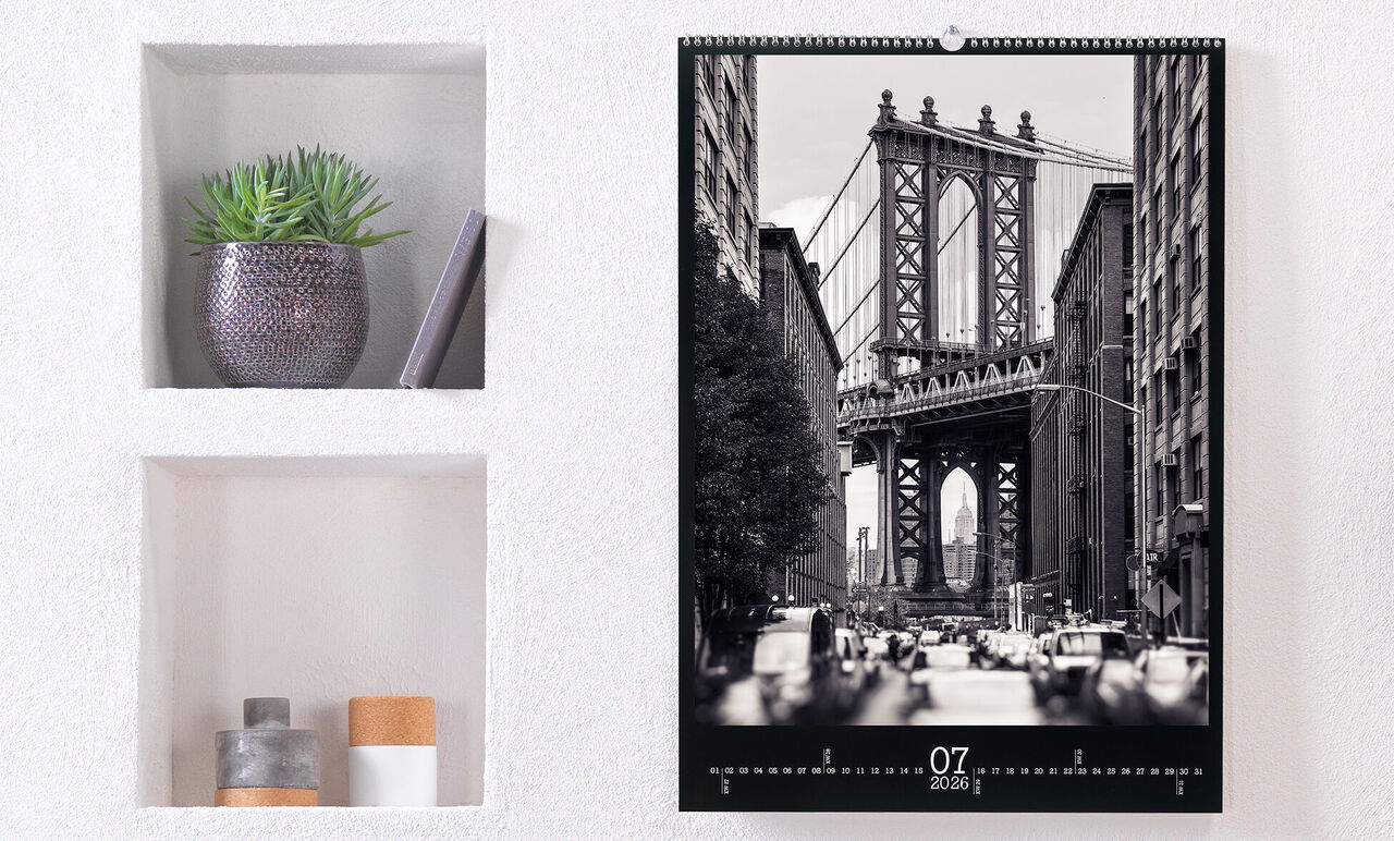 Calendrier avec une photo en noir et blanc du pont de Brooklyn, décoré de plantes.
