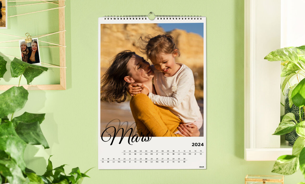 Calendrier mural 2024 avec une mère et son enfant dans une chaleureuse étreinte à la plage