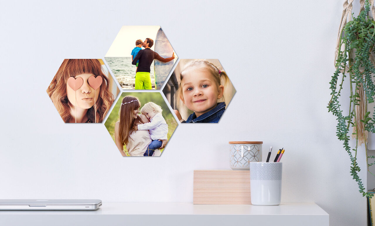 Collage photo hexagonal avec des images de famille sur un mur