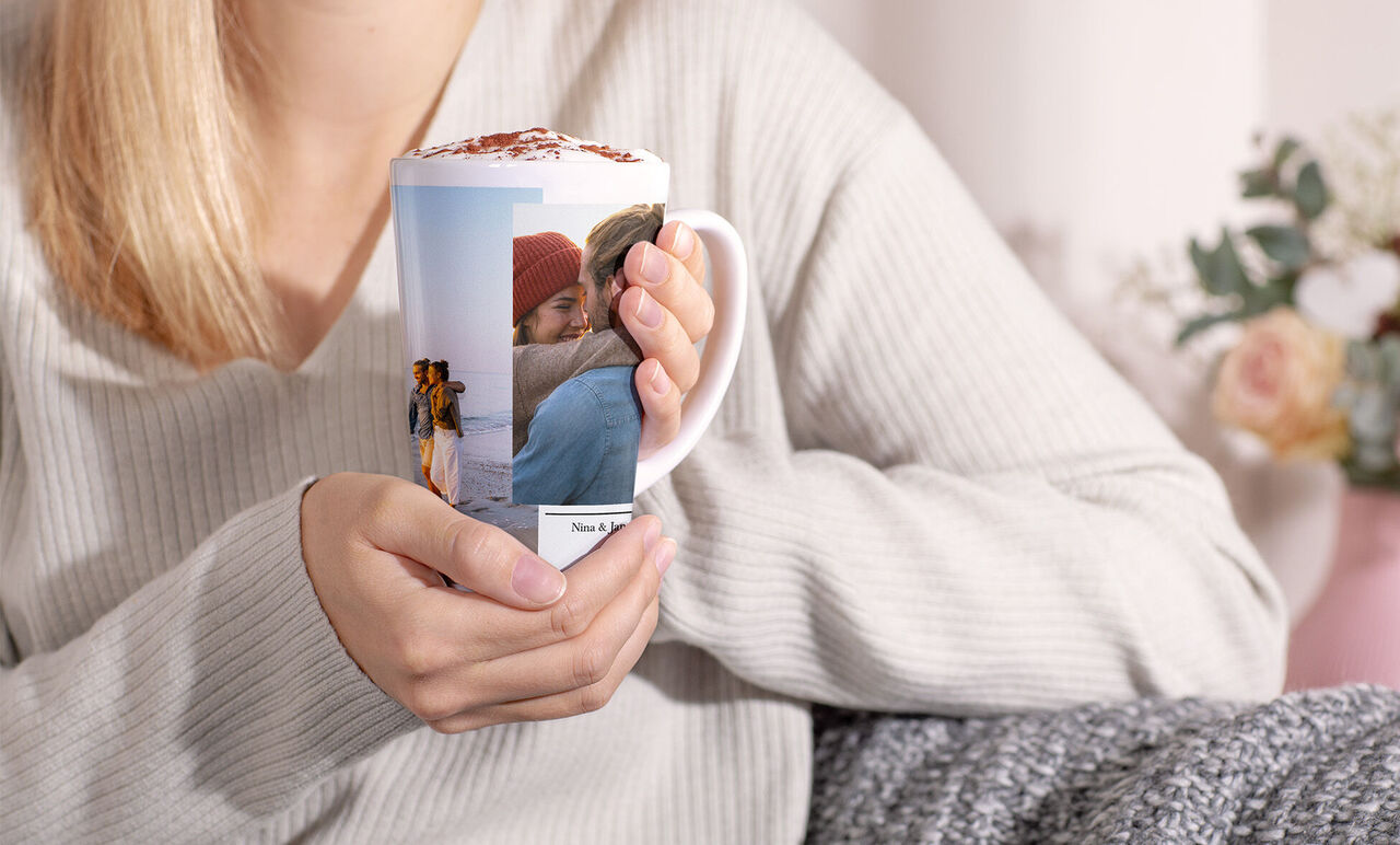 Une personne tient une tasse personnalisée avec des photos de beaux souvenirs.