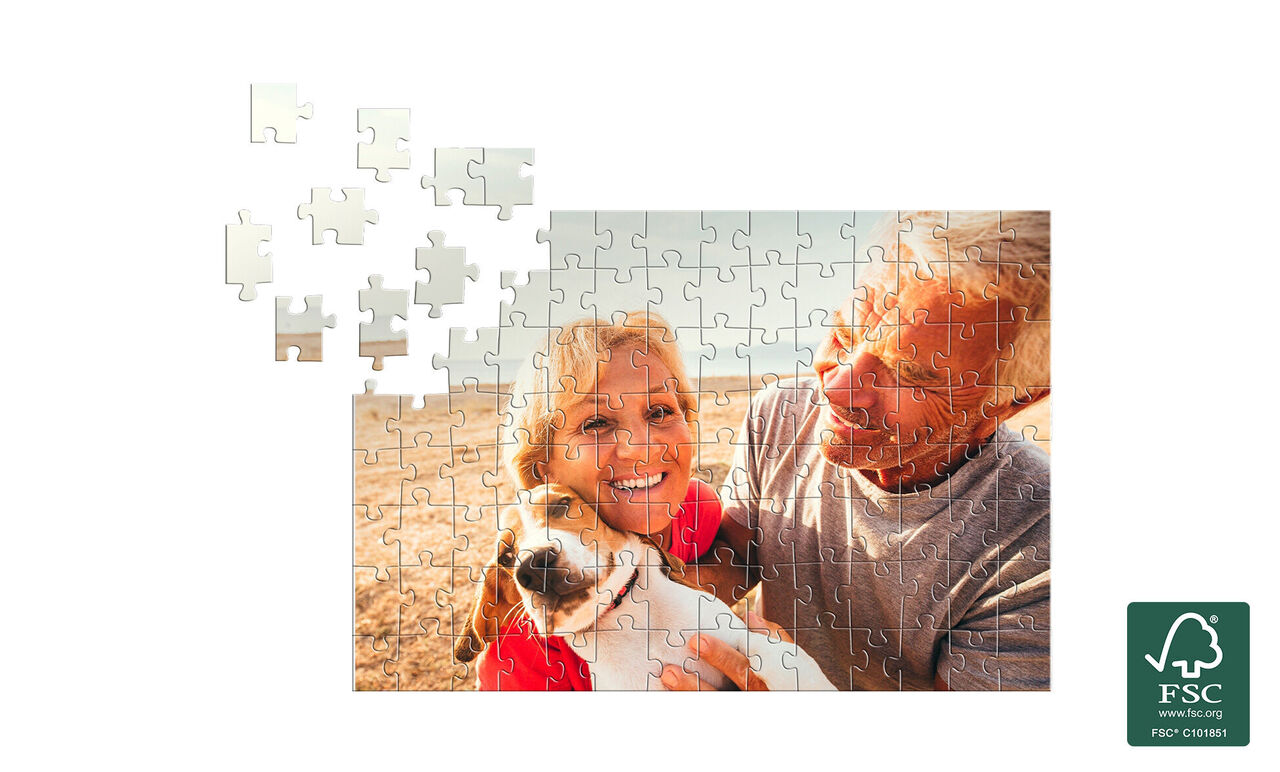 Un couple dehors étreint un chien.