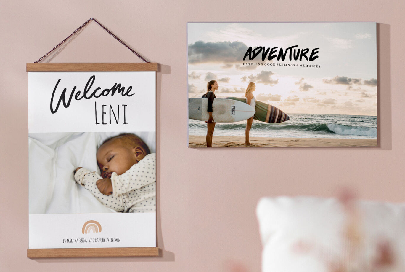 Image murale avec 'Adventure' et une scène de surf à côté d'un poster d'un bébé dormant 'Welcome Leni'.
