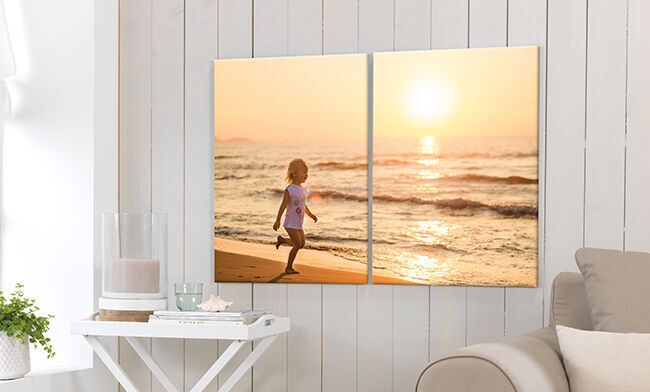 Un petit enfant court joyeusement sur la plage au coucher du soleil
