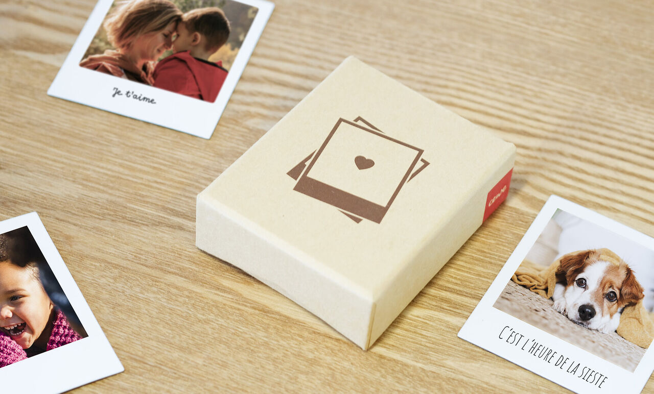 Un joli paquet cadeau au design chaleureux, entouré de photos.