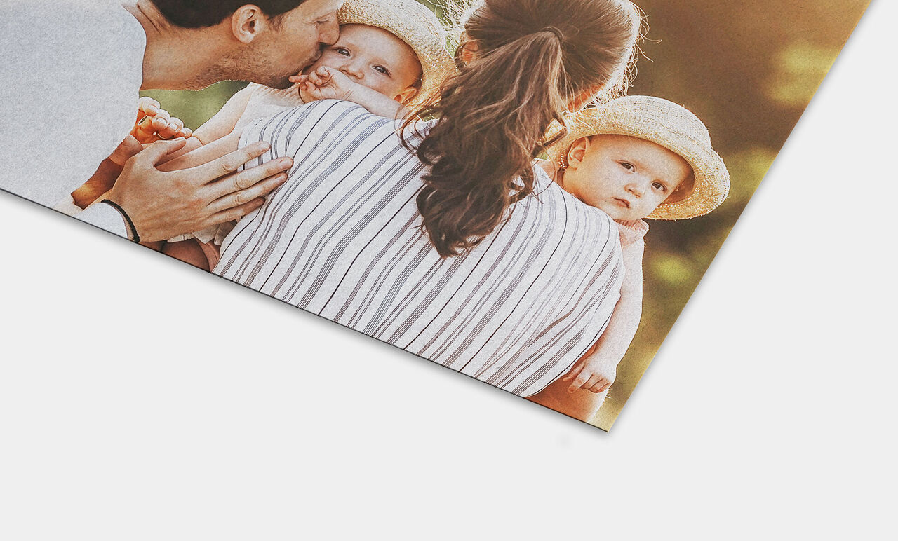 Famille avec deux enfants à l'extérieur, profitant d'une journée ensoleillée.
