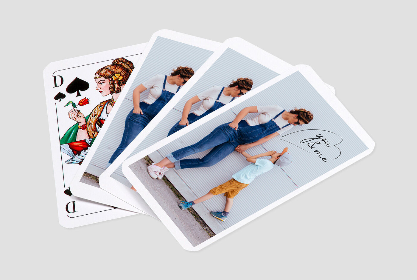 Cartes de jeu avec un design créatif montrant une mère et son enfant. Les cartes sont colorées et joyeuses.