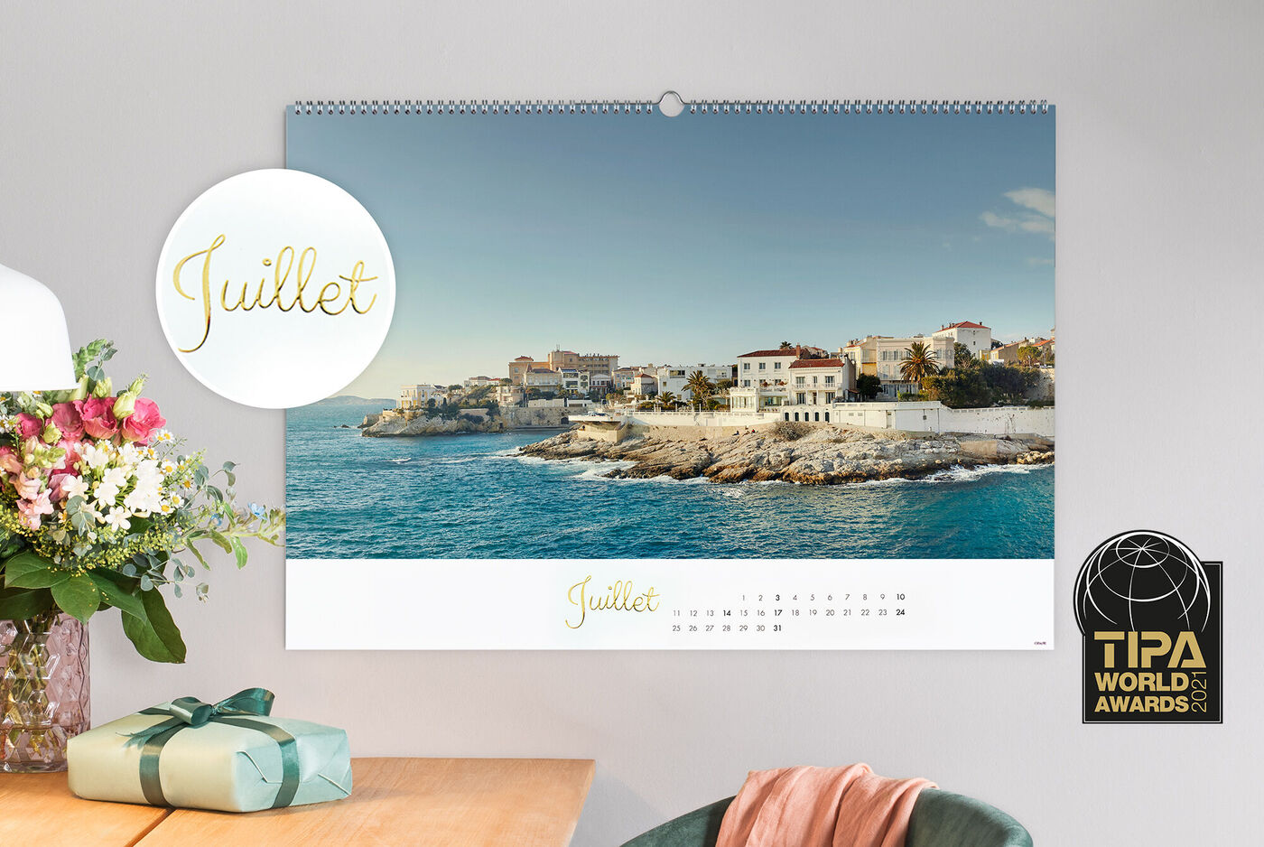 Une belle vue d'été sur la côte avec des maisons et une eau bleue en juillet sur un calendrier CEWE.