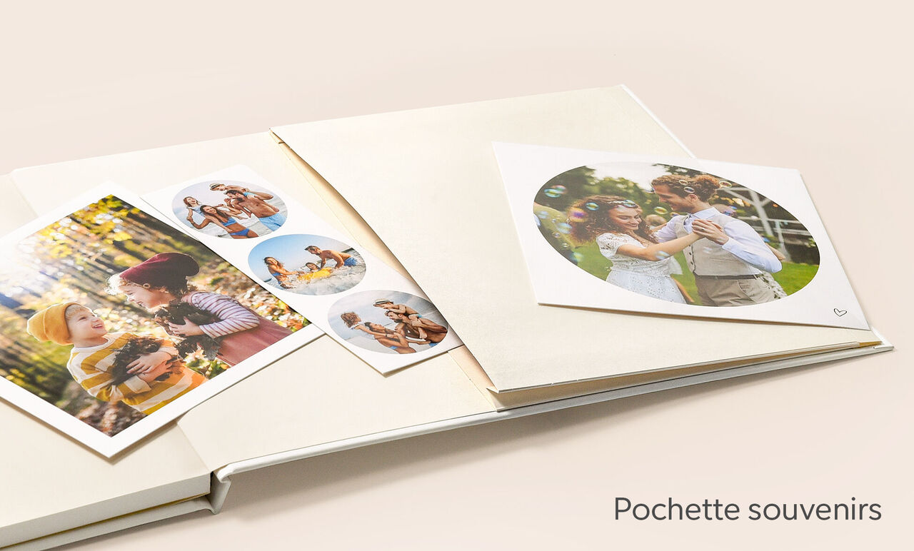 Pochette souvenirs à l'intérieur du livre photo A4 avec des photos d'enfants