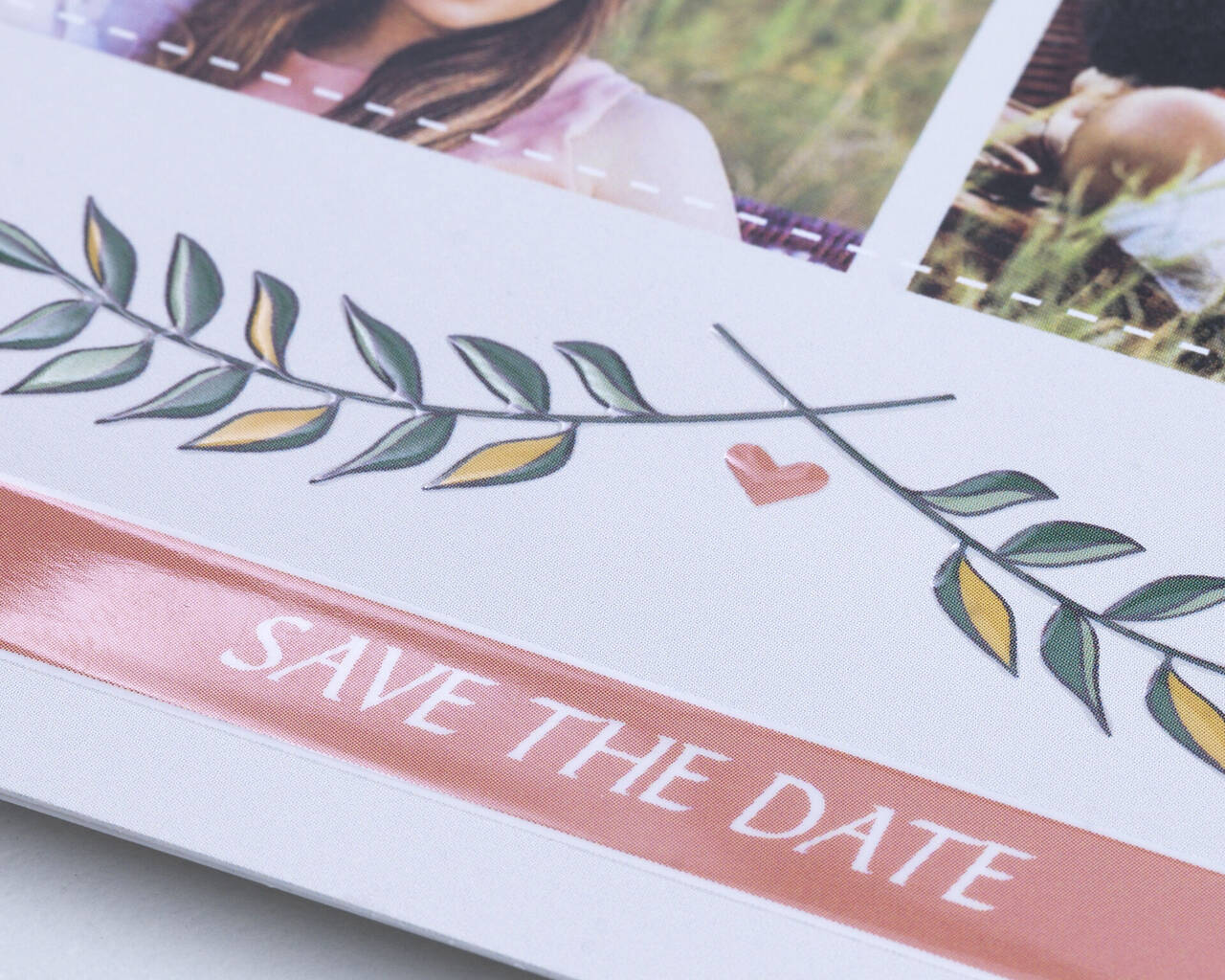 Un joyeux 'Save the Date' avec un décor en forme de cœur et de feuilles.