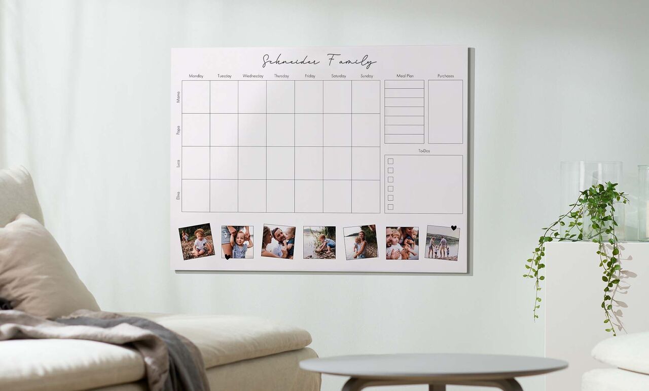 Un calendrier avec des photos souvenirs et de la place pour des rendez-vous au mur.