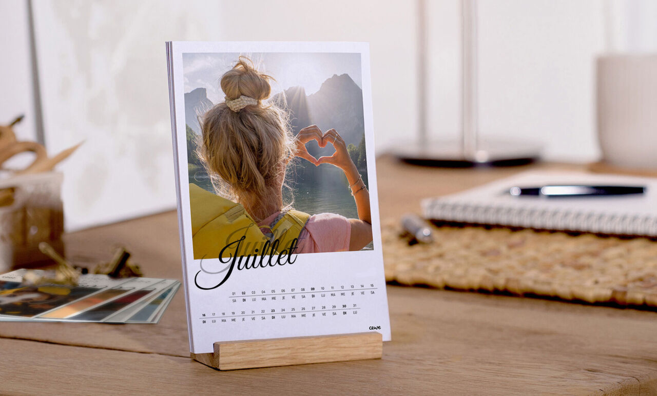 Calendrier photo avec un motif de cœur devant une belle montagne.