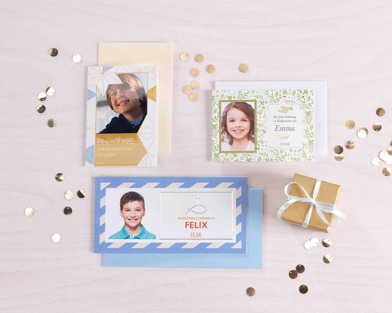 Trois cartes de vœux soigneusement conçues avec divers designs, entourées de petits bijoux dorés et d'un cadeau