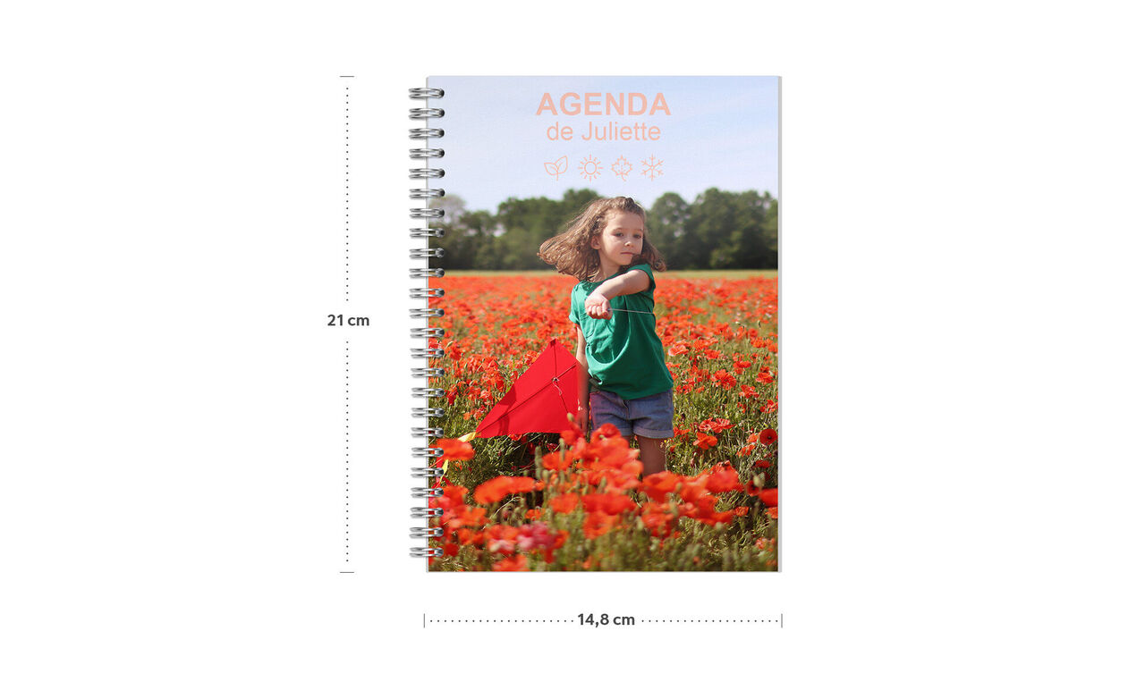 Un enfant embrasse une personne dans un champ de fleurs rouges en fleurs. Beau motif pour un agenda personnel.