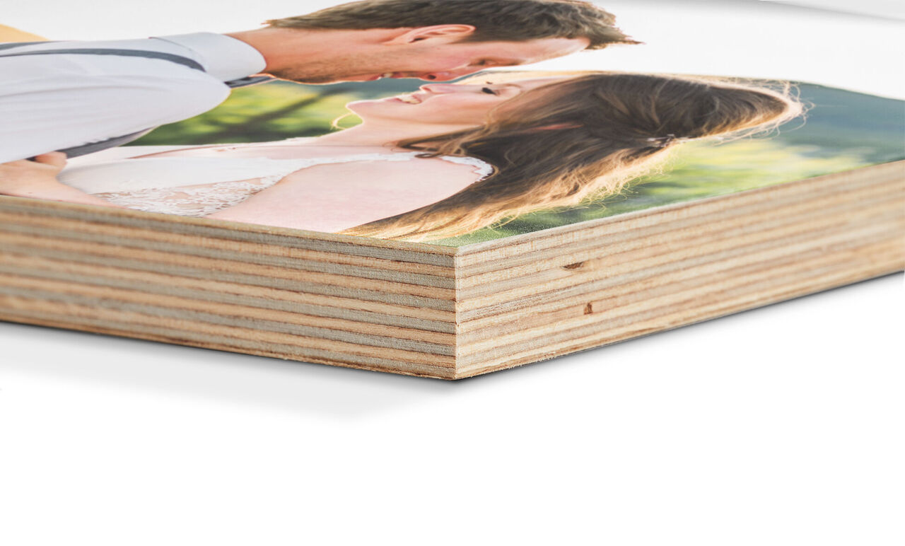 Gros plan d'un CEWE photobook avec un couple romantique sur la couverture.