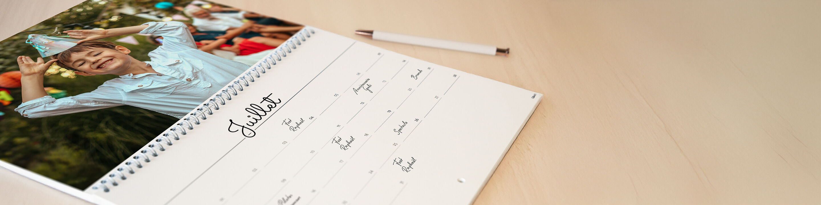 Calendrier avec un enfant souriant profitant d'une fête d'anniversaire.