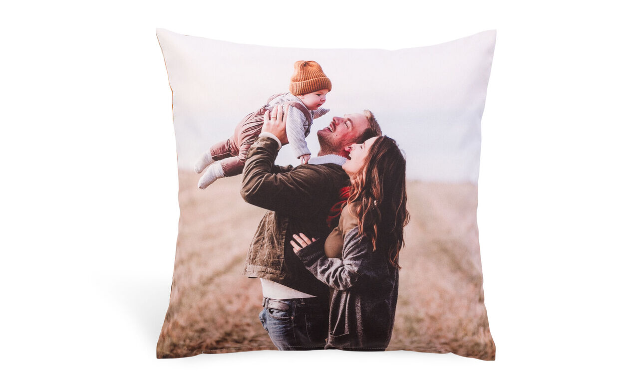 La famille profite du temps à l'extérieur sur un coussin.