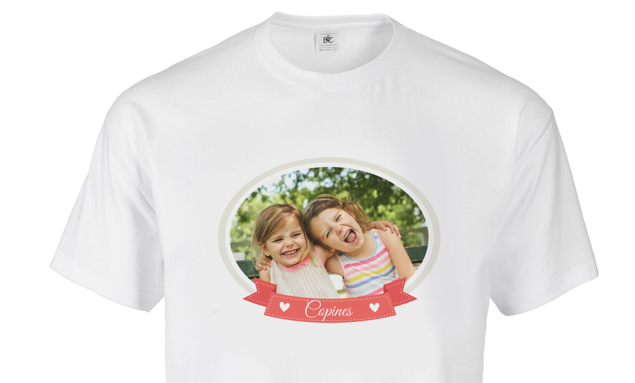 Deux enfants souriants sur un T-shirt avec une bannière de cœur