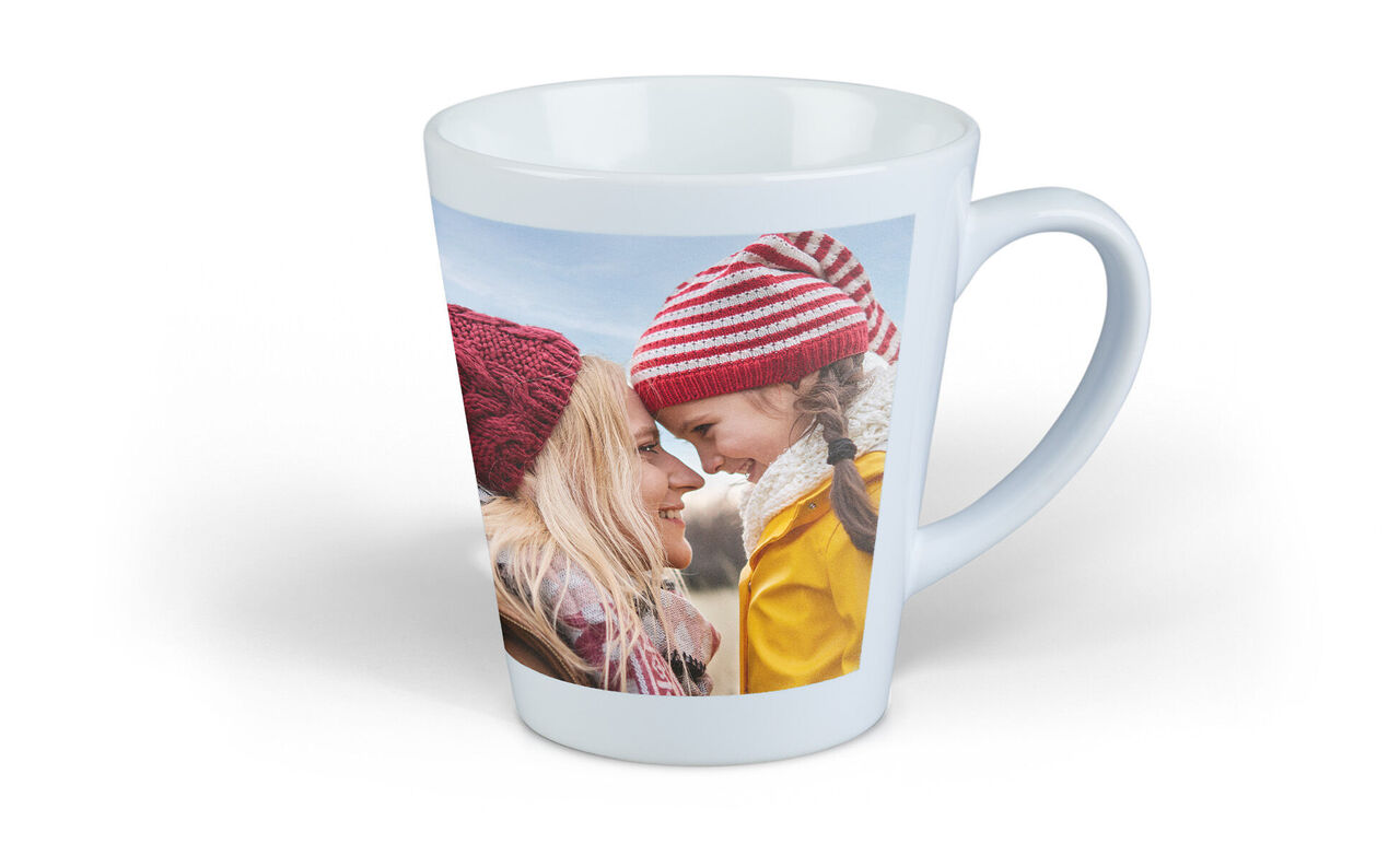 Tasse avec des bonnets colorés et un tricot chaud. Cadeau parfait pour les proches.