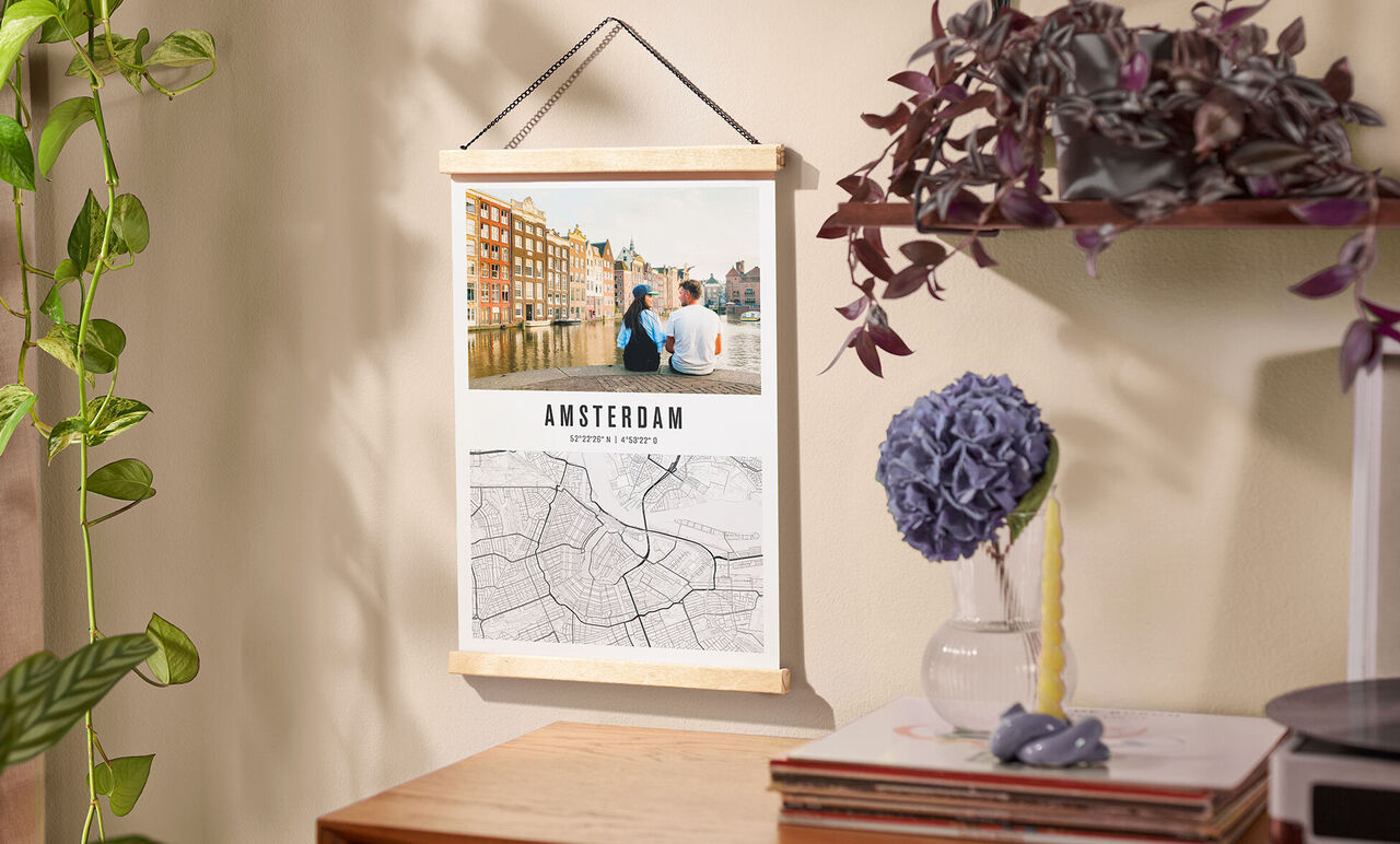 Magnifique tableau mural avec une photo d'un couple devant les jolies canaux d'Amsterdam et une vue de carte.