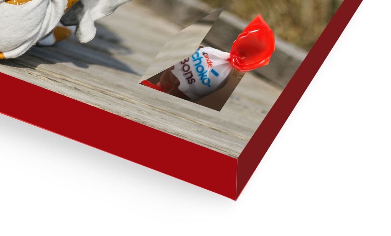 Vue détaillée d'une image murale rouge avec un petit cadeau dessus
